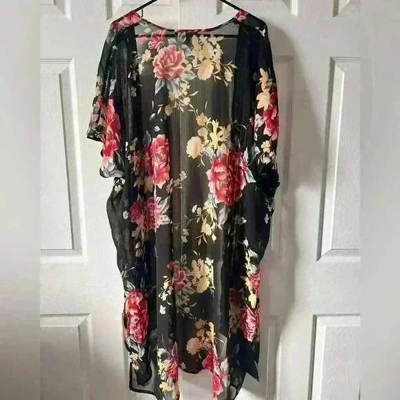 Beautiful Floral Woman’s Kimono - Picture 2 of 4